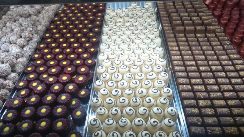 ecommerce-MOUGINS-min_chocolates_milk_chocolate_white_chocolate_truffles_candy_food_treat_cacao-1213769